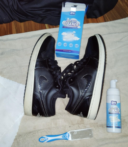 How to wash white shoes